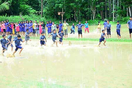 ಕೊಣಾಜೆ ಪರಂಡೆಯ ಗದ್ದೆಯಲ್ಲಿ  ಭಾನುವಾರ ಸ್ಕೌಟ್ಸ್ ಮತ್ತು ಗೈಡ್ಸ್ ವಿದ್ಯಾರ್ಥಿಗಳ ಕೆಸರುಗದ್ದೆ ಕ್ರೀಡಾಕೂಟದ ಒಂದು ದೃಶ್ಯ. (ಮುಡಿಪು ಚಿತ್ರ)
