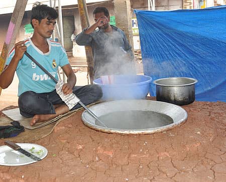 ಬೀದರ್್ ಬಸ್ ನಿಲ್ದಾಣ ಸಮೀಪ ತೆರೆಯಲಾದ ತಾತ್ಕಾಲಿಕ ಅಂಗಡಿಯಲ್ಲಿ ಬಾಣಸಿಗ ಹರೀಸ್ ಸೂಪ್್ ಸಿದ್ಧಪಡಿಸುತ್ತಿರುವುದು