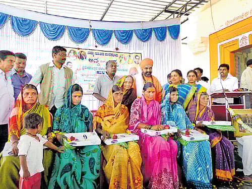 ನಿಜಗುಣಪ್ರಭು ಸ್ವಾಮಿಗಳಿಂದ ದಲಿತ ವಿಧವೆಯರಿಗೆ ಸನ್ಮಾನ