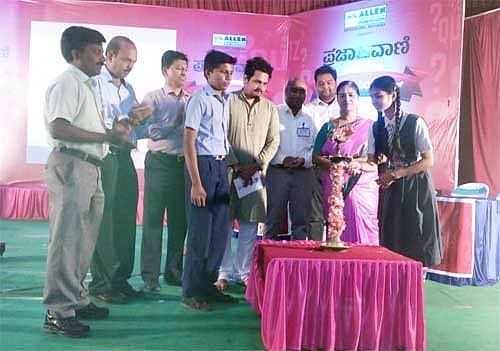 ದಾವಣಗೆರೆಯ ಗುಂಡಿ ಮಹಾದೇವಪ್ಪ ಸಭಾಂಗಣದಲ್ಲಿ ಆಯೋಜಿಸಲಾಗಿರುವ ಪ್ರಜಾವಾಣಿ ಕ್ವಿಜ್ ಚಾಂಪಿಯನ್ಷಿಪ್’ ವಲಯ ಮಟ್ಟದ ಸ್ಪರ್ಧೆಯನ್ನು ನಗರದ ಆದರ್ಶ ಶಾಲೆಯ ವಿದ್ಯಾರ್ಥಿನಿ ಪೂಜಾ ದೀಪ ಬೆಳಗುವ ಮೂಲಕ ಉದ್ಘಾಟಿಸಿದರು