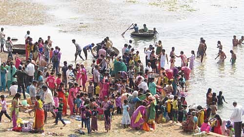 ಶಿಕಾರಿಪುರ ತಾಲ್ಲೂಕಿನ ಗಡಿ ಭಾಗದಲ್ಲಿ ಇರುವ ಹಾಗೂ ಜನಪದ ಹಿನ್ನೆಲೆ ಹೊಂದಿರುವ ಮದಗದ ಕೆರೆ ದಡದಲ್ಲಿ ಶುಕ್ರವಾರ ಸಂಕ್ರಾಂತಿ ಹಬ್ಬ ಆಚರಿಸಲು ಜಮಾಯಿಸಿದ್ದ ಜನಸಮೂಹ