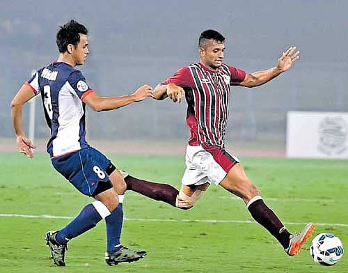 ಮೋಹನ್ ಬಾಗನ್ ಮತ್ತು ತಂಪಿನಸ್ ರೋವರ್ಸ್ ತಂಡದ ಆಟಗಾರರು ಚೆಂಡಿನ ಮೇಲೆ ನಿಯಂತ್ರಣ ಸಾಧಿಸಲು ಪೈಪೋಟಿ ನಡೆಸಿದ ಕ್ಷಣ