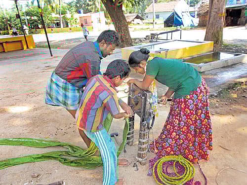 ಹಳೆ ಸೀರೆಯಿಂದ ಹಗ್ಗ ತಯಾರಿಸುತ್ತಿರುವುದು
