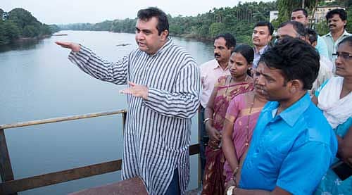 ಶಾಸಕ ಪ್ರಮೋದ್ ಮಧ್ವರಾಜ್ ಅವರು ಹಿರಿಯಡಕ ಸಮೀಪದ ಬಜೆ ಜಲಾಶಯಕ್ಕೆ ಶುಕ್ರವಾರ ಭೇಟಿ ನೀಡಿ ನೀರಿನ ಸಂಗ್ರಹದ ಬಗ್ಗೆ ಪರಿಶೀಲನೆ ಡೆಸಿದರು. -ಪ್ರಜಾವಾಣಿ ಚಿತ್ರ