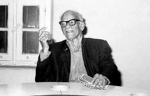 ಕ್ಲಬ್ಬಿನಲಿ ನಿಶ್ಚಿಂತೆಯಾಗಿ ಎಲೆ ಕಲಸುತ್ತಿರುವ, ಅದೂ ಇದೂ ಇಪ್ಪತ್ತೆಂಟನಾಡುತ್ತಿರುವ ಮಾಸ್ತಿಯಜ್ಜ - ಪ್ರಜಾವಾಣಿ ಆರ್ಕೈವ್ಸ್ / ಟಿ.ಎಲ್. ರಾಮಸ್ವಾಮಿ