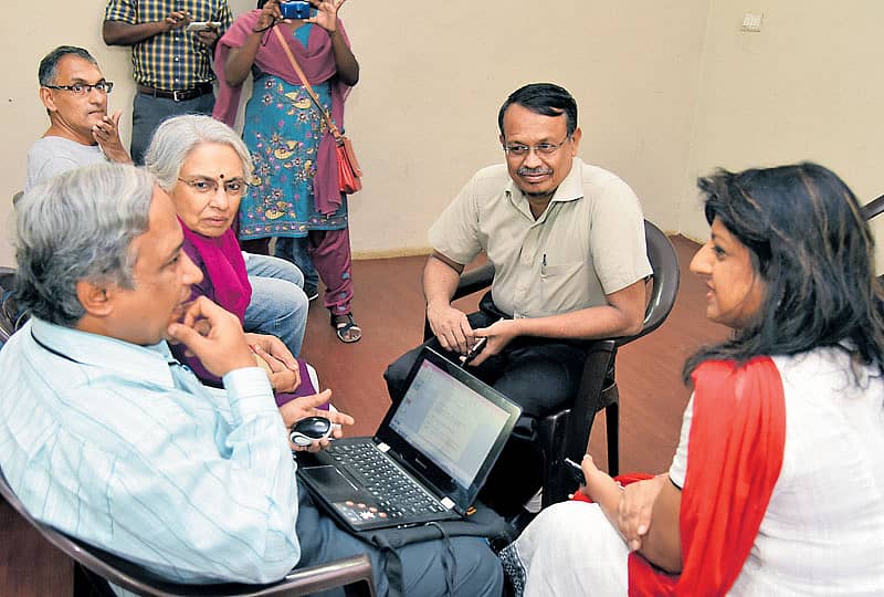 ಭಾರತೀಯ ವಿಜ್ಞಾನ ಸಂಸ್ಥೆಯ ಪ್ರೊ.ಟಿ.ವಿ.ರಾಮಚಂದ್ರ ಅವರು ವರ್ತೂರು ಮತ್ತು ಬೆಳ್ಳಂದೂರು ಕೆರೆಯ   ಪುನಶ್ಚೇತನದ ಬಗ್ಗೆ ಸ್ಥಳೀಯರ ಜತೆ ಸಮಾಲೋಚನೆ ನಡೆಸಿದರು   – ಪ್ರಜಾವಾಣಿ ಚಿತ್ರ