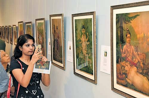 ಪ್ರದರ್ಶನದಲ್ಲಿದ್ದ ರಾಜಾ ರವಿವರ್ಮ ಅವರ ಚಿತ್ರಕಲಾಕೃತಿಗಳನ್ನುಯುವತಿಯೊಬ್ಬರು ಮೊಬೈಲ್‌ನಲ್ಲಿ ಸೆರೆಹಿಡಿದರು