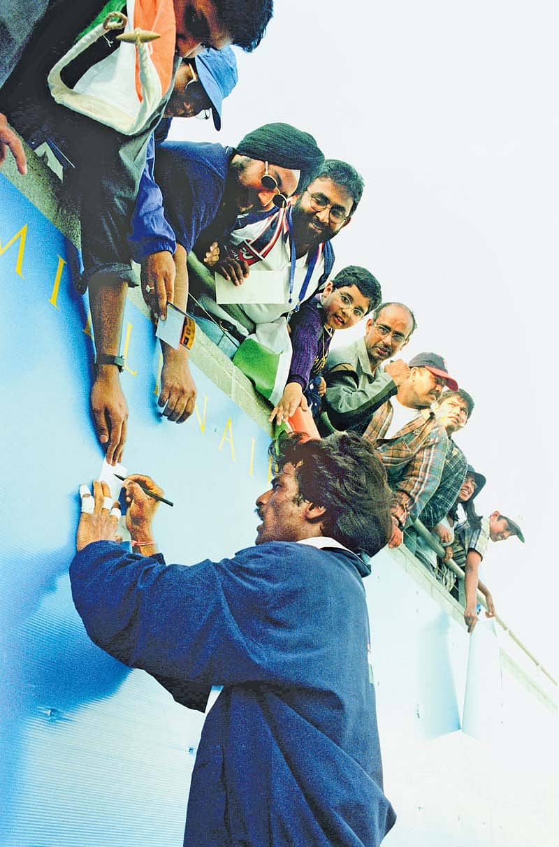 ನೆನಪಿನ ನವಿಲುಗರಿ ‘ಸಿಡ್ನಿ ಒಲಿಂಪಿಕ್ಸ್’ (2000) ಸಂದರ್ಭದಲ್ಲಿ ಭಾರತೀಯ ಅಭಿಮಾನಿಗಳಿಗೆ ಹಸ್ತಾಕ್ಷರ ನೀಡುತ್ತಿರುವ ಹಾಕಿ ಆಟಗಾರ ಧನರಾಜ್ ಪಿಳ್ಳೈ– ಚಿತ್ರಗಳು: ಕೆ.ಎನ್. ಶಾಂತಕುಮಾರ್