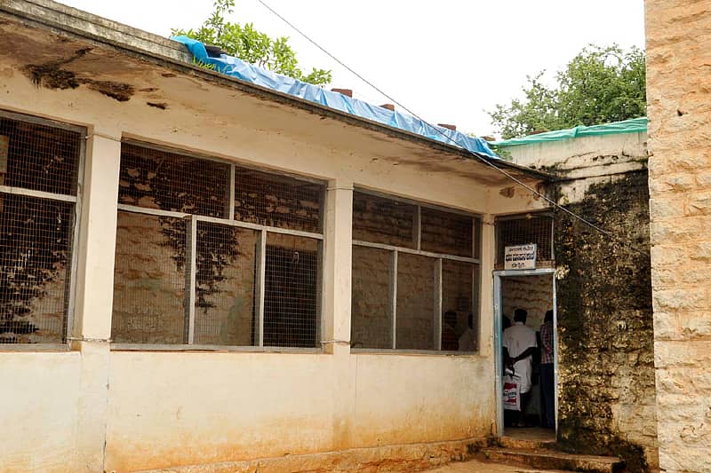 ಕೂಡ್ಲಿಗಿ ಪಟ್ಟಣದಲ್ಲಿರುವ ತಾಲ್ಲೂಕು ಕಚೇರಿಯ ಭೂಮಾಪನ ವಿಭಾಗದ ಕಟ್ಟಡದಲ್ಲಿ ಮಳೆ ನೀರು ಸೋರಿಕೆಯಿಂದ ರಕ್ಷಿಸಿಕೊಳ್ಳಲು ಚಾವಣಿ ಮೇಲೆ ಪ್ಲಾಸ್ಟಿಕ್ ಹೊದಿಕೆ ಹಾಕಿರುವುದು