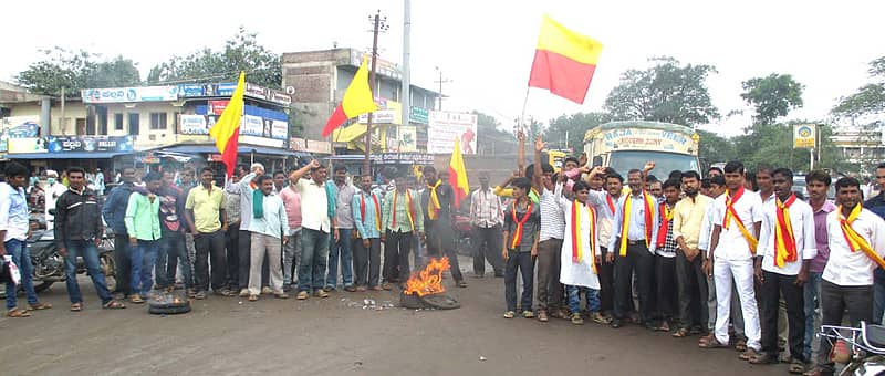 ಮಹಾದಾಯಿ ತೀರ್ಪು ಖಂಡಿಸಿ ನಾನಾ ಸಂಘಟನೆಗಳ ಕಾರ್ಯಕರ್ತರು ಮಹಾಲಿಂಗಪುರದ ಚೆನ್ನಮ್ಮ ವೃತ್ತದಲ್ಲಿ  ಪ್ರತಿಭಟನೆ ನಡೆಸಿದರು