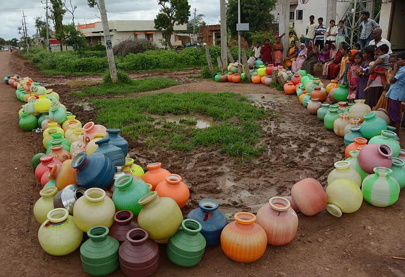 ಹುಬ್ಬಳ್ಳಿ ತಾಲ್ಲೂಕು ಹೆಬಸೂರು ಗ್ರಾಮದಲ್ಲಿ ಕುಡಿಯುವ ನೀರಿಗೆ ತತ್ವಾರ ಎದುರಾಗಿದ್ದು, ಟ್ಯಾಂಕರ್ ನೀರಿಗಾಗಿ ಕೊಡಗಳ ಸಾಲುಗಳನ್ನಿಟ್ಟು ಕಾದು ಕೂತಿರುವ ಗ್ರಾಮಸ್ಥರು - ಚಿತ್ರ: ಬಿ.ಎಂ.ಕೇದಾರನಾಥ