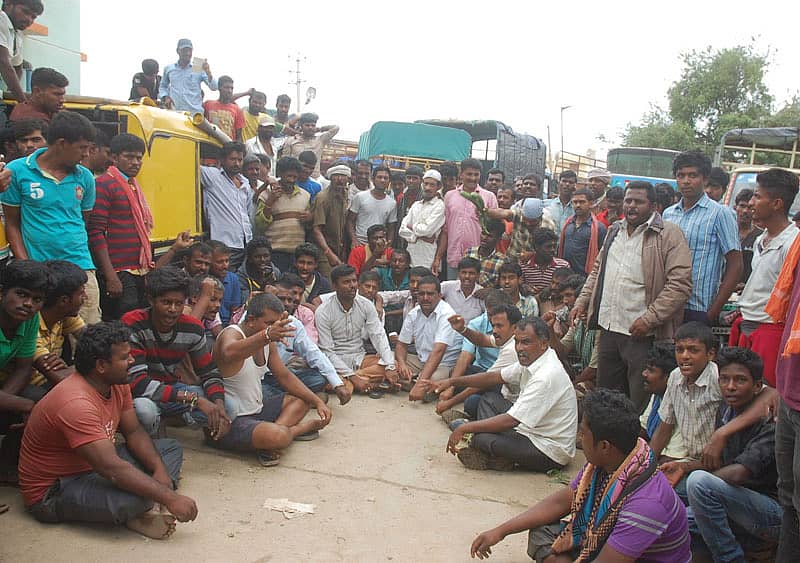 ಮಾರುಕಟ್ಟೆಗೆ ಮೂಲಸೌಕರ್ಯ ಕಲ್ಪಿಸುವಂತೆ ಒತ್ತಾಯಿಸಿ ರೈತರು ಕೋಲಾರ ಎಪಿಎಂಸಿ ಪ್ರವೇಶದ್ವಾರದಲ್ಲಿ ಭಾನುವಾರ ಪ್ರತಿಭಟನೆ ಮಾಡಿದರು