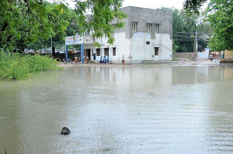 ರಾಯಚೂರಿನ ಕೆಇಬಿ ಕಾಲೊನಿಯ ಸರ್ಕಾರಿ ಪ್ರೌಢಶಾಲೆ ಮತ್ತು ಸ್ಕೌಟ್ಸ್ ಮತ್ತು ಗೈಡ್ಸ್ ಜಿಲ್ಲಾ ಕಚೇರಿಯ ಆವರಣ ಮಳೆ ಮತ್ತು ಕೊಳಚೆ ನೀರು ನಿಂತು ಮಿನಿ ಕೆರೆಯಂತೆ ಆಗಿದೆ(