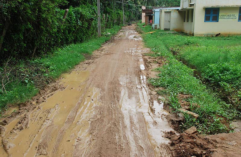 ದಿಬ್ಬೂರು ಜನತಾ ಕಾಲೊನಿಯ ಸಂಪರ್ಕ ರಸ್ತೆ