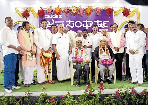 ದೊಡ್ಡಬಳ್ಳಾಪುರದ ನಗರದ ಒಕ್ಕಲಿಗರ ಸಮುದಾಯು ಭವನದಲ್ಲಿ ಭಾನುವಾರ ನಡೆದ ‘ದುಡಿಯೋರ ಜನಸಂಘರ್ಷ ವಿಶೇಷಾಂಕ’ ಬಿಡುಗಡೆ ಸಮಾರಂಭದಲ್ಲಿ ನಿವೃತ್ತ ಪ್ರಾಧ್ಯಾಪಕ ಪ್ರೊ.ಎಂ.ಜಿ. ಚಂದ್ರಶೇಖರಯ್ಯ, ಡಿವೈಎಸ್ಪಿ ಟಿ.ಕೋನಪ್ಪರೆಡ್ಡಿ ಅವರನ್ನು ಅಭಿನಂದಿಸಲಾಯಿತು. ಹಿರಿಯ ಸಾಹಿತಿ ಡಾ.ಸಿದ್ದಲಿಂಗಯ್ಯ, ಮಾಜಿ ಶಾಸಕ ಜೆ.ನರಸಿಂಹಸ್ವಾಮಿ ಮತ್ತಿತರರು ಭಾಗವಹಿಸಿದ್ದರು.