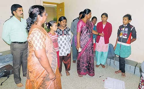 ರಾಮನಗರ ತಾಲ್ಲೂಕಿನ ವಿದ್ಯಾರ್ಥಿನಿಲಯವೊಂದಕ್ಕೆ ಭೇಟಿ ನೀಡಿದ ಜಿಲ್ಲಾಧಿಕಾರಿ ಬಿ.ಆರ್. ಮಮತಾ ಅಲ್ಲಿನ ವ್ಯವಸ್ಥೆಗಳ ಕುರಿತು ವಿದ್ಯಾರ್ಥಿನಿಯರಿಂದ ಮಾಹಿತಿ ಪಡೆದರು