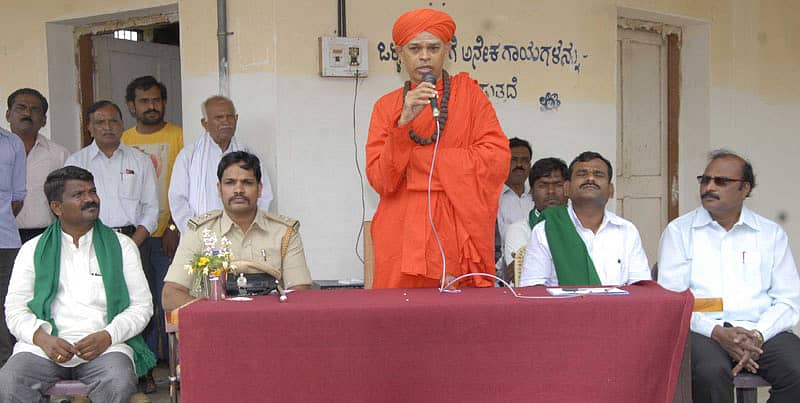 ಮಹಾದಾಯಿ ನದಿ ನೀರು ಹಂಚಿಕೆ ಹೋರಾಟದ ವೇಳೆ ಬಂಧನಕ್ಕೊಳಗಾಗಿ ನಗರದ ಜೈಲಿನಲ್ಲಿರುವ ರೈತರನ್ನು ಉದ್ದೇಶಿಸಿ ಸೋಮವಾರ ಮುರುಘಾಮಠದ ಶಿವಮೂರ್ತಿ ಮುರುಘಾ ಶರಣರು ಮಾತನಾಡಿದರು.