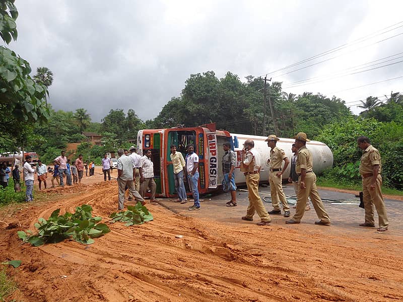ಉಪ್ಪಿನಂಗಡಿ ಸಮೀಪ ಬಿಳಿಯೂರು ಗ್ರಾಮದ ಬಾಣಬೆಟ್ಟು ಎಂಬಲ್ಲಿ ಬುಲೆಟ್ ಟ್ಯಾಂಕರ್ ಉರುಳಿ ಬಿದ್ದಿದ್ದು, ಚಾಲಕ ಮತ್ತು ಕ್ಲೀನರ್ ತರಚಿದಂತೆ ಗಾಯಗೊಂಡು ಅಪಾಯದಿಂದ ಪಾರಾಗಿದ್ದಾರೆ.