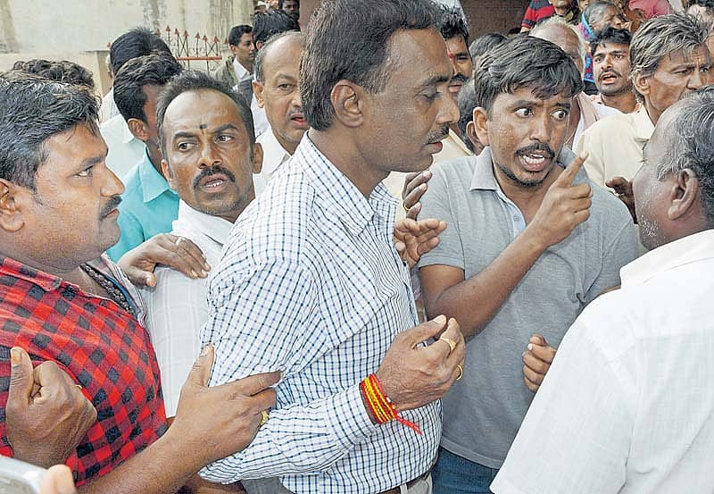 ನವಲಗುಂದ ತಾಲ್ಲೂಕಿನ ಯಮನೂರ ಗ್ರಾಮದಲ್ಲಿ ತಹಶೀಲ್ದಾರ ನವೀನ ಹುಲ್ಲೂರ ಅವರನ್ನು ಗ್ರಾಮಸ್ಥರು ತರಾಟೆಗೆ ತೆಗೆದುಕೊಂಡರು