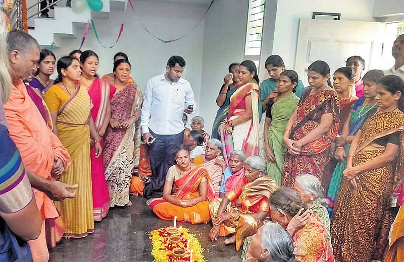 ಐವರು ವಿಧವೆಯರಿಂದ ದೀಪ ಬೆಳಗಿಸುವ ಮೂಲಕ ಗೃಹಪ್ರವೇಶ ನೆರವೇರಿಸಲಾಯಿತು.
