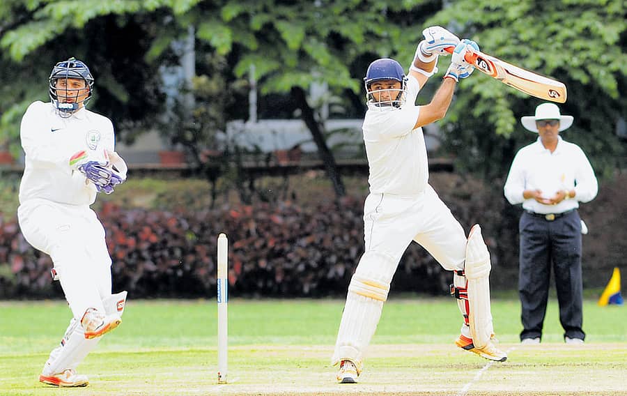 ತಿಮ್ಮಪ್ಪಯ್ಯ ಸ್ಮಾರಕ ಕ್ರಿಕೆಟ್‌ ಟೂರ್ನಿಯ ಕೆಎಸ್‌ಸಿಎ ಅಧ್ಯಕ್ಷರ ಇಲೆವೆನ್‌ ವಿರುದ್ಧದ ಪಂದ್ಯದಲ್ಲಿ ಬುಧವಾರ ಶತಕ ಗಳಿಸಿದ ಬರೋಡ ತಂಡದ ಕೇದಾರ್‌ ದೇವಧರ್‌ ಬ್ಯಾಟಿಂಗ್‌ ವೈಖರಿ  ಪ್ರಜಾವಾಣಿ ಚಿತ್ರ