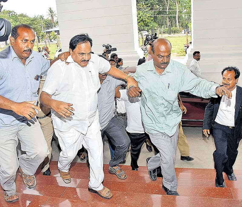 ಮೈಸೂರಿನ ನಜರಬಾದ್ ಠಾಣೆಗೆ ಶರಣಾದ ಕೆ.ಮರೀಗೌಡ ಅವರನ್ನು ನ್ಯಾಯಾಧೀಶರ ಎದುರು ಹಾಜರುಪಡಿಸಲು ಪೊಲೀಸರು ಬುಧವಾರ 3ನೇ ಜೆಎಂಎಫ್ ನ್ಯಾಯಾಲಯಕ್ಕೆ ಕರೆತಂದರು.