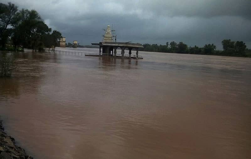 ಚಿಕ್ಕೋಡಿ ತಾಲ್ಲೂಕಿನ ಕಲ್ಲೋಳ ಬಳಿ ಕೃಷ್ಣಾ ನದಿ ನೀರಿನಲ್ಲಿ ಮುಳುಗಡೆಯಾಗಿರುವ ದತ್ತ ಮಂದಿರ