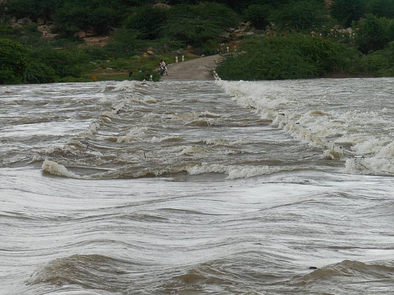 ಲಿಂಗಸುಗೂರು ತಾಲ್ಲೂಕು ಶೀಲಹಳ್ಳಿ ಗ್ರಾಮದಿಂದ ನಡುಗಡ್ಡೆ ಪ್ರದೇಶದ ಗ್ರಾಮಗಳಿಗೆ ಸಂಪರ್ಕ ಕಲ್ಪಿಸುವ ಶೀಲಹಳ್ಳಿ ಸೇತುವೆ ಗುರುವಾರ ಕೃಷ್ಣಾ ನದಿ ಪ್ರವಾಹದಿಂದ ಮುಳುಗಡೆಯಾಗಿರುವುದು           ಪ್ರಜಾವಾಣಿ ಚಿತ್ರ/ ಬಿ.ಎ. ನಂದಿಕೋಲಮಠ