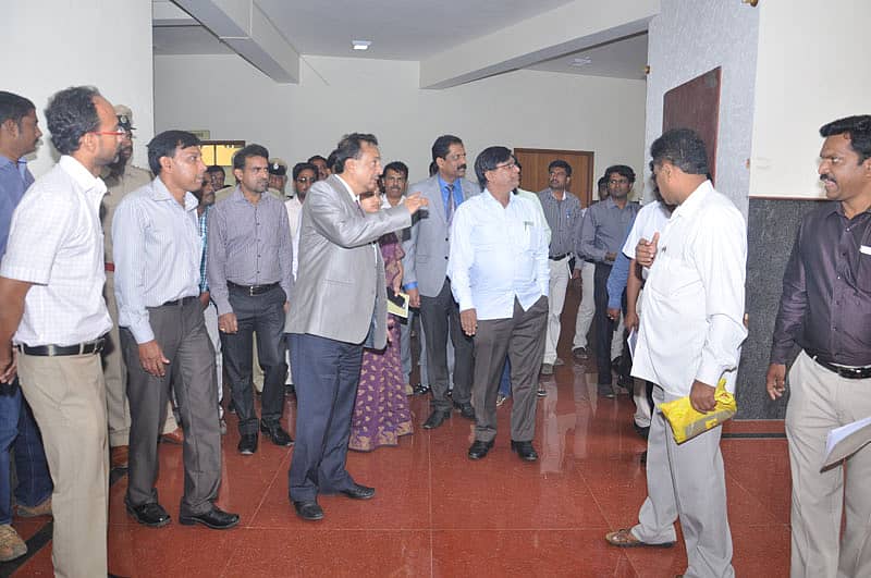 ಚಿಕ್ಕಬಳ್ಳಾಪುರ ತಾಲ್ಲೂಕಿನ ಮುದ್ದೇನಹಳ್ಳಿಯ ವಿಶ್ವೇಶ್ವರಯ್ಯ ತಾಂತ್ರಿಕ ವಿಶ್ವವಿದ್ಯಾಲಯ (ವಿಟಿಯು) ಸ್ನಾತಕೋತ್ತರ ಕೇಂದ್ರಕ್ಕೆ ಗುರುವಾರ ಉನ್ನತ ಶಿಕ್ಷಣ ಸಚಿವ ಬಸವರಾಜ ರಾಯರೆಡ್ಡಿ ಭೇಟಿ ನೀಡಿ ಪರಿಶೀಲನೆ ನಡೆಸುತ್ತಿರುವುದು