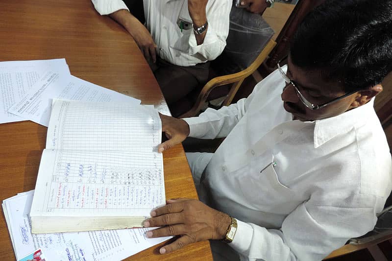 ಹಾವೇರಿಯ ತಹಶೀಲ್ದಾರ್‌ ಕಚೇರಿಗೆ ಗುರುವಾರ ದಿಢೀರ್‌ ಭೇಟಿ ನೀಡಿದ ಜಿಲ್ಲಾ ಉಸ್ತುವಾರಿ ಸಚಿವ ರುದ್ರಪ್ಪ ಲಮಾಣಿ ಹಾಜರಾತಿ ಪುಸ್ತಕ ಪರಿಶೀಲಿಸಿದರು