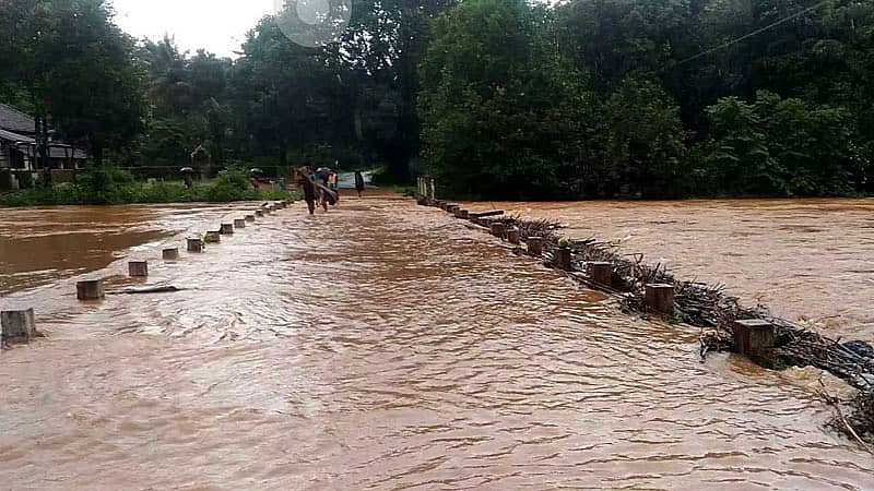 ಗುರುವಾರ ಸುರಿದ ಮಳೆಗೆ ಶಿರಸಿ ತಾಲ್ಲೂಕಿನ ಸರಕುಳಿ ಹೊಳೆ ಉಕ್ಕಿ ಸೇತುವೆಯ ಮೇಲೆ ಹರಿದಾಗ ಕಂಡುಬಂದ ದೃಶ್ಯ