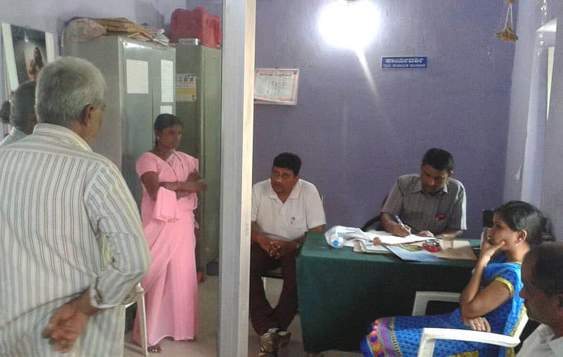 ವಿಷಪೂರಿತ ಆಹಾರ ಸೇವಿಸಿ ಬಾಲಕ ಮೃತಪಟ್ಟ ಬೀದರ್ ತಾಲ್ಲೂಕಿನ ಚಾಂಬೋಳ್ ಗ್ರಾಮಕ್ಕೆ ಗುರುವಾರ ಭೇಟಿ ನೀಡಿದ ತಾಲ್ಲೂಕು ಆರೋಗ್ಯ ಅಧಿಕಾರಿ ಡಾ. ಪ್ರವೀಣ ಹಾಗೂ ಡಾ. ಕಿರಣ ಪಾಟೀಲ್ ಪಂಚಾಯಿತಿ ಅಧಿಕಾರಿಗಳೊಂದಿಗೆ ಚರ್ಚೆ ನಡೆಸಿದರು