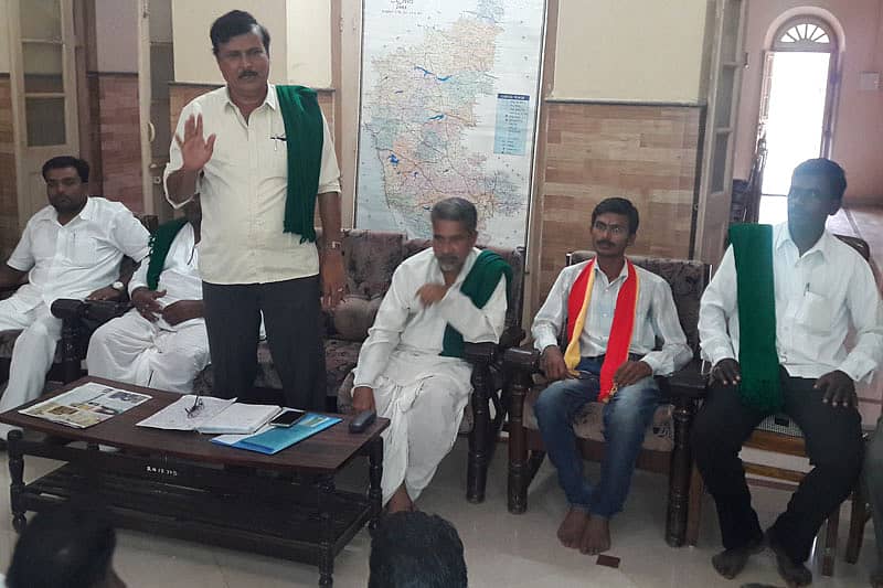 ಜಮಖಂಡಿಯಲ್ಲಿ ನಡೆದ ರೈತರ ಸಭೆಯಲ್ಲಿ ರಾಜ್ಯ ಕಬ್ಬು ಬೆಳೆಗಾರರ ಸಂಘದ ರಾಜ್ಯ ಘಟಕದ ಅಧ್ಯಕ್ಷ ಕುರುಬೂರು ಶಾಂತಕುಮಾರ್‌ ಮಾತನಾಡಿದರು.