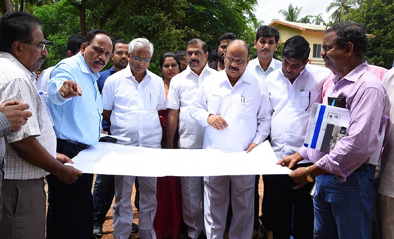 ತುಂಬೆ ಅಣೆಕಟ್ಟೆಗೆ ಗುರುವಾರ ಭೇಟಿ ನೀಡಿದ ಸಚಿವ ಆರ್. ರೋಷನ್ ಬೇಗ್, ಕಾಮಗಾರಿಯ ಕುರಿತು ಮಾಹಿತಿ ಪಡೆದರು.