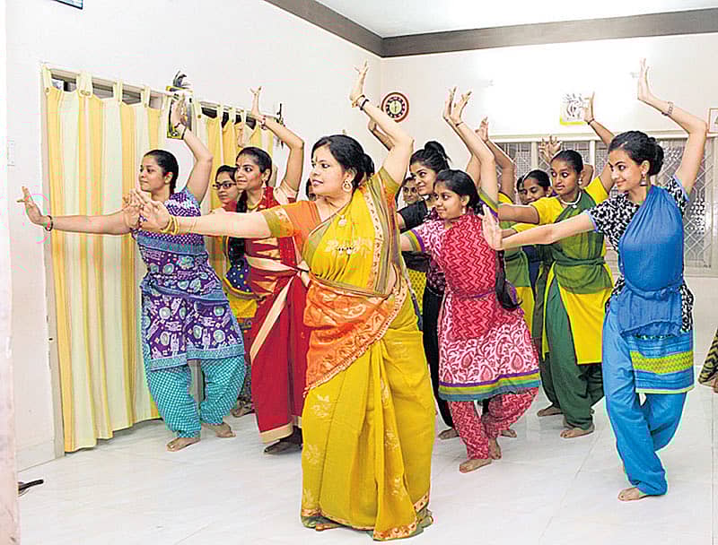 ವಿದ್ಯಾರ್ಥಿಗಳಿಗೆ ಭರತನಾಟ್ಯ ಕಲಿಸುತ್ತಿರುವ ಗುರು ವಿದ್ಯಾ ರವಿಶಂಕರ್