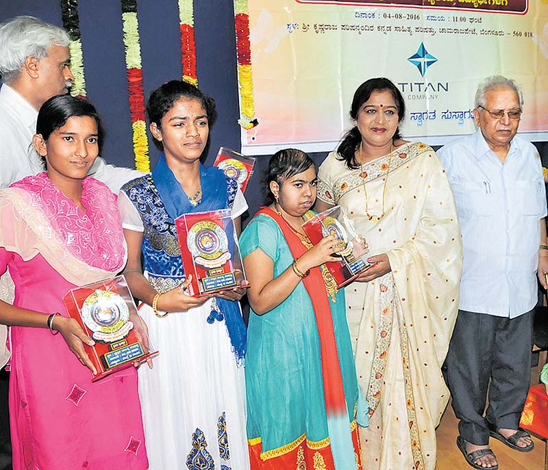 ಪ್ರಮೀಳಾ ಜೋಷಾಯ್ ಅವರು ಮಕ್ಕಳಿಗೆ ಪ್ರತಿಭಾ ಪುರಸ್ಕಾರ ಪ್ರದಾನ ಮಾಡಿದರು. ಕವಿ ಜಿ.ಎಸ್.ಸಿದ್ದಲಿಂಗಯ್ಯ ಹಾಗೂ ಟೈಟನ್ ಕಂಪೆನಿ ನಿರ್ದೇಶಕ ಲಿಂಗೇಶ್ ಬಾಬು ಇದ್ದಾರೆ –ಪ್ರಜಾವಾಣಿ ಚಿತ್ರ