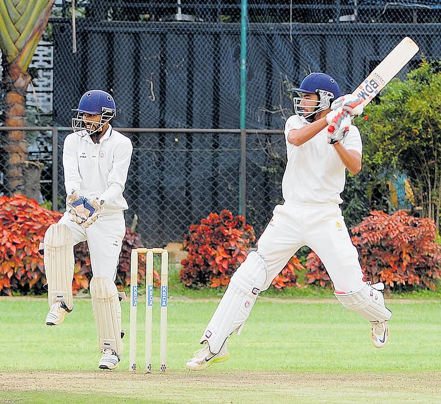 ಅಧ್ಯಕ್ಷರ ಇಲೆವೆನ್ ತಂಡದ ಲಿಯಾನ್ ಖಾನ್ ಬ್ಯಾಟಿಂಗ್ ವೈಖರಿ ಪ್ರಜಾವಾಣಿ ಚಿತ್ರ