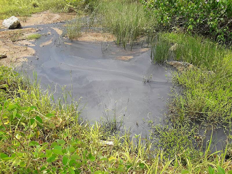 ಜೋಕಟ್ಟೆ ಬಳಿ ಕೋಕ್‌ ಘಟಕದ ಆವರಣದಿಂದ ಹೊರ ಬಂದ ಮಲಿನ ನೀರು ಹಳ್ಳಗಳಲ್ಲಿ ಹರಿದು ಕೆರೆ ಬಾವಿಗಳನ್ನು ಸೇರಿದೆ.