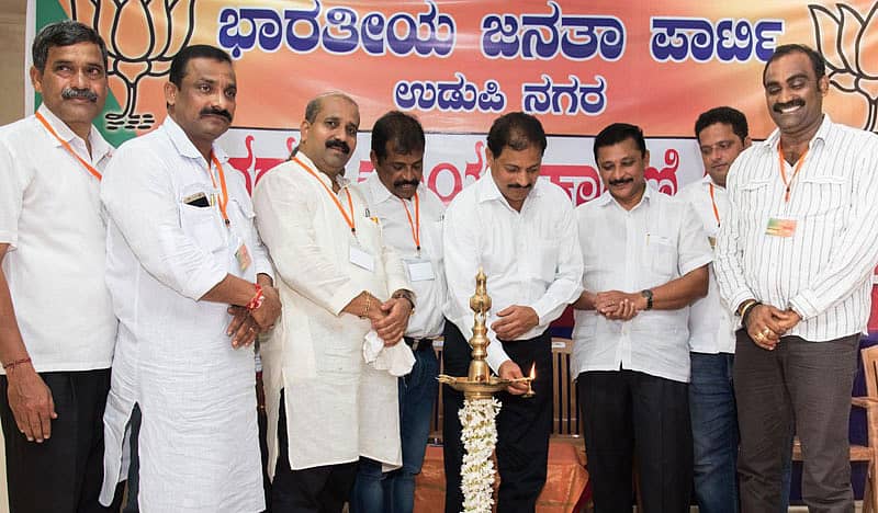 ಉಡುಪಿ ನಗರ ಬಿಜೆಪಿಯ ಪ್ರಥಮ ಕಾರ್ಯಕಾರಿಣಿ ಸಭೆಯನ್ನು ಬಿಜೆಪಿ ಜಿಲ್ಲಾಧ್ಯಕ್ಷ ಮಟ್ಟಾರು ರತ್ನಾಕರ ಹೆಗ್ಡೆ ಉದ್ಘಾಟಿಸಿದರು. ಪ್ರಜಾವಾಣಿ ಚಿತ್ರ