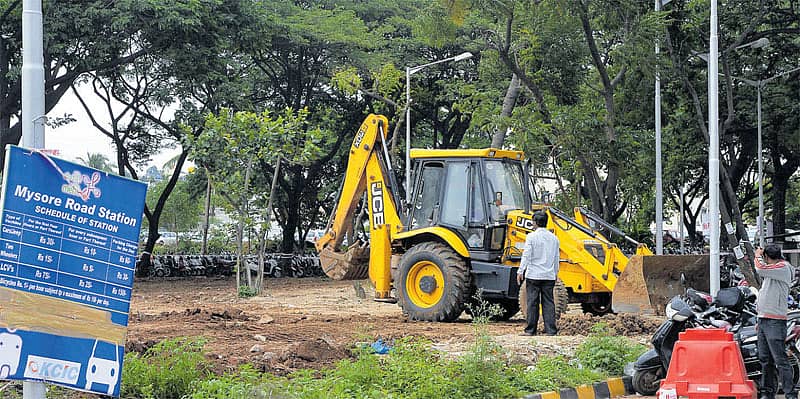 ಮೈಸೂರು ರಸ್ತೆ ಮೆಟ್ರೊ ರೈಲು ನಿಲ್ದಾಣದ ಬಳಿ ವಾಹನ ನಿಲುಗಡೆಗೆ ಮೂಲಸೌಕರ್ಯ ಕಲ್ಪಿಸುವ ಮುನ್ನವೇ ಬೈಕ್ಗಳನ್ನು ನಿಲ್ಲಿಸಿರುವುದು --ಪ್ರಜಾವಾಣಿ ಚಿತ್ರ