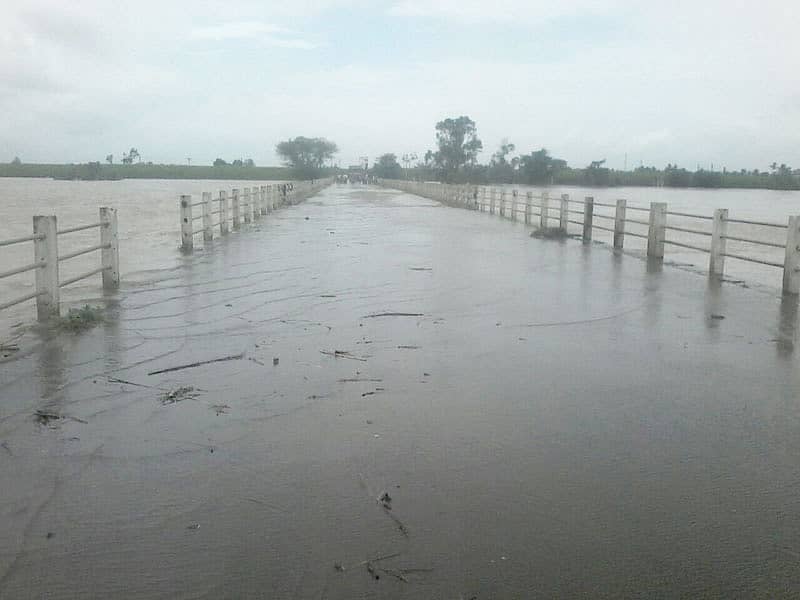 ಬೆಳಗಾವಿ ಜಿಲ್ಲೆ ಚಿಕ್ಕೋಡಿ ತಾಲ್ಲೂಕಿನ ಯಕ್ಸಂಬಾ - ದಾನವಾಡ ಸೇತುವೆ ಮೇಲೆ ನೀರು ಹರಿಯುತ್ತಿದ್ದು, ರಸ್ತೆ ಸಂಪರ್ಕ ಕಡಿತಗೊಂಡಿದೆ