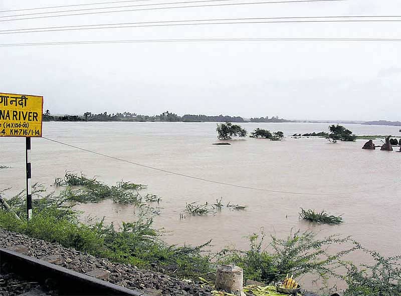 ಮಹಾರಾಷ್ಟ್ರದ ಬ್ಯಾರೇಜುಗಳಿಂದ ನೀರು ಹರಿದು ಬರುತ್ತಿದ್ದು, ರಾಯಬಾಗ ತಾಲ್ಲೂಕು ಕುಡಚಿ ಬಳಿಯ ಕೃಷ್ಣಾ ನದಿ ಉಕ್ಕಿ ಹರಿಯುತ್ತಿರುವುದು