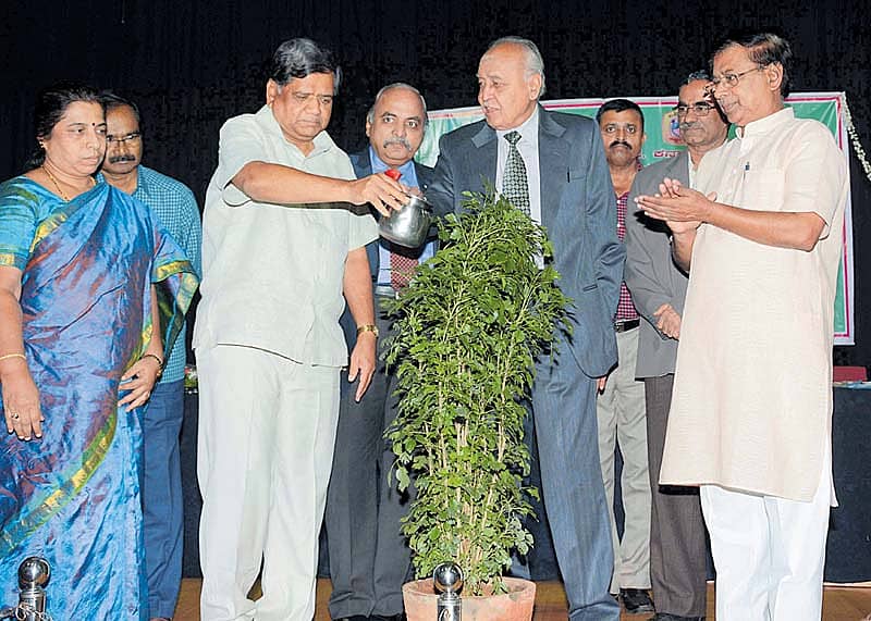 ಧಾರವಾಡದ ಕರ್ನಾಟಕ ವಿಶ್ವವಿದ್ಯಾಲಯದ ಸುವರ್ಣ ಮಹೋತ್ಸವ ಭವನದಲ್ಲಿ ಶನಿವಾರದಿಂದ ಅರಂಭವಾದ ಎರಡು ದಿನಗಳ ರಾಜ್ಯ ಮಟ್ಟದ ವಿಜ್ಞಾನ ಸಮ್ಮೇಳನವನ್ನು ಜಗದೀಶ ಶೆಟ್ಟರ್‌ ಹಾಗೂ ಪ್ರೊ. ಎಂ.ಐ.ಸವದತ್ತಿ ಅವರು ಸಸಿಗೆ ನೀರೆರೆಯುವ ಮೂಲಕ ಉದ್ಘಾಟಿಸಿದರು. ಚಿತ್ರದಲ್ಲಿ ಡಾ. ವಸುಂಧರಾ ಭೂಪತಿ. ಕುಲಪತಿ ಪ್ರೊ. ಪ್ರಮೋದ ಗಾಯಿ, ಕು