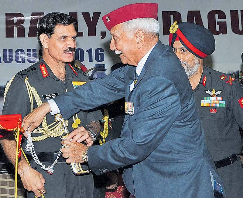 ಜನರಲ್ ದಲ್ಬೀರ್ ಸಿಂಗ್ ಸುಹಾಗ್ ಅವರಿಗೆ ನಿವೃತ್ತ ಲೆಫ್ಟಿನೆಂಟ್ ಜನರಲ್ ಬಿ.ಸಿ.ನಂದ ‘ಪೀಚಕತ್ತಿ’ ನೀಡಿ ಗೌರವಿಸಿದರು.