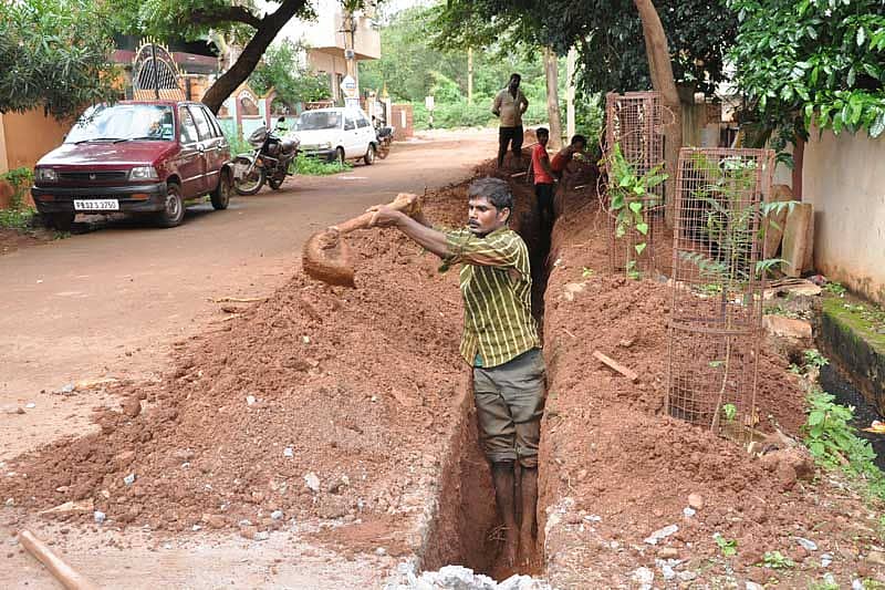 ಬೀದರ್ನ ಜ್ಯೋತಿ ಕಾಲೊನಿಯಲ್ಲಿ ಕೇಬಲ್ ಅಳವಡಿಸಲು ರಸ್ತೆ ಬದಿ ಅಗೆಯುತ್ತಿರುವ ಕಾರ್ಮಿಕರು