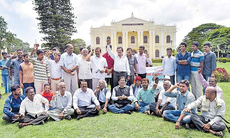 ಮೈಸೂರಿನ ಪುರಭವನದ ಆವರಣದಲ್ಲಿ ದಲಿತ ವೆಲ್ಫೇರ್ ಟ್ರಸ್ಟ್ ವತಿಯಿಂದ ಏರ್ಪಡಿಸಲಾಗಿದ್ದ ‘ಸಾಮೂಹಿಕ ಗೋಮಾಂಸ ಭಕ್ಷಣೆ’ ಕಾರ್ಯಕ್ರಮಕ್ಕೆ ತಡೆಯೊಡ್ಡಿದ ಪೊಲೀಸರ ಕ್ರಮವನ್ನು ಖಂಡಿಸಿ ಟ್ರಸ್ಟ್ ಕಾರ್ಯಕರ್ತರು ಪ್ರತಿಭಟನೆ ನಡೆಸಿದರು