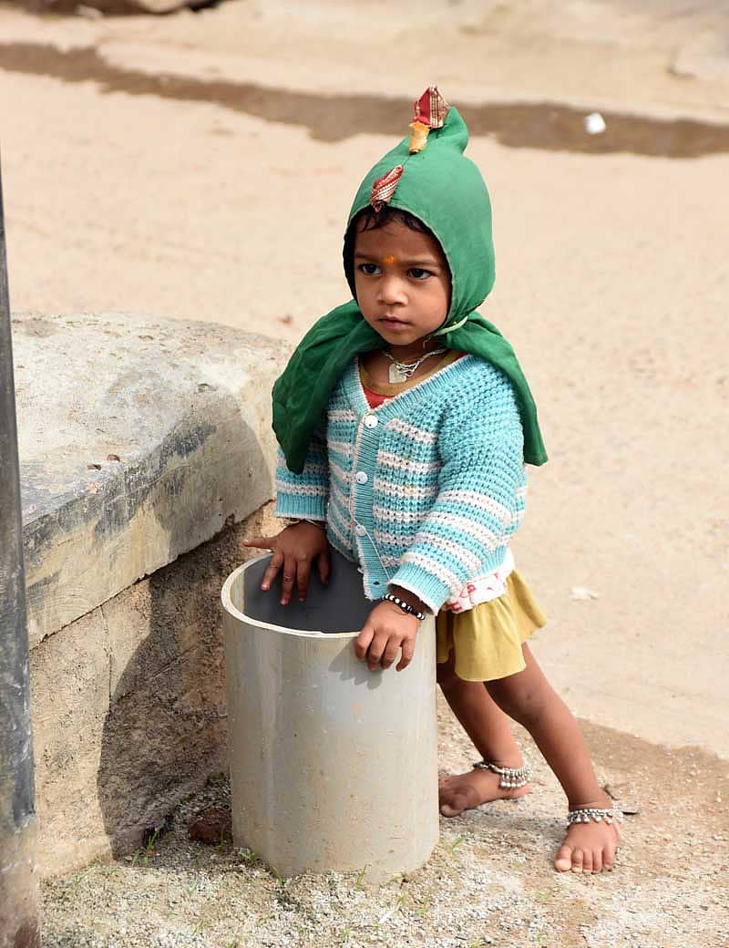 ಬಾಯಿ ತೆರೆದು ಅಪಾಯಕ್ಕೆ ಆಹ್ವಾನ ನೀಡುತ್ತಿರುವ ಪೈಪ್ ಪಕ್ಕದಲ್ಲಿ ಮಕ್ಕಳ ಆಟ.