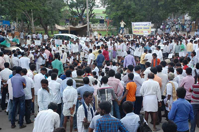 ಕಾಡುಗೊಲ್ಲ ಜಾತಿಯನ್ನು ಅಧಿಕೃತ ಜಾತಿಪಟ್ಟಿಗೆ ಸೇರಿಸುವಂತೆ ಒತ್ತಾಯಿಸಿ ಚಿತ್ರದುರ್ಗದಲ್ಲಿ ಸೋಮವಾರ ರಾಜ್ಯ ಕಾಡುಗೊಲ್ಲ ಯುವ ಸೇನೆ ನೇತೃತ್ವದಲ್ಲಿ ಬೃಹತ್ ಪ್ರತಿಭಟನೆ ನಡೆಸಲಾಯಿತು.