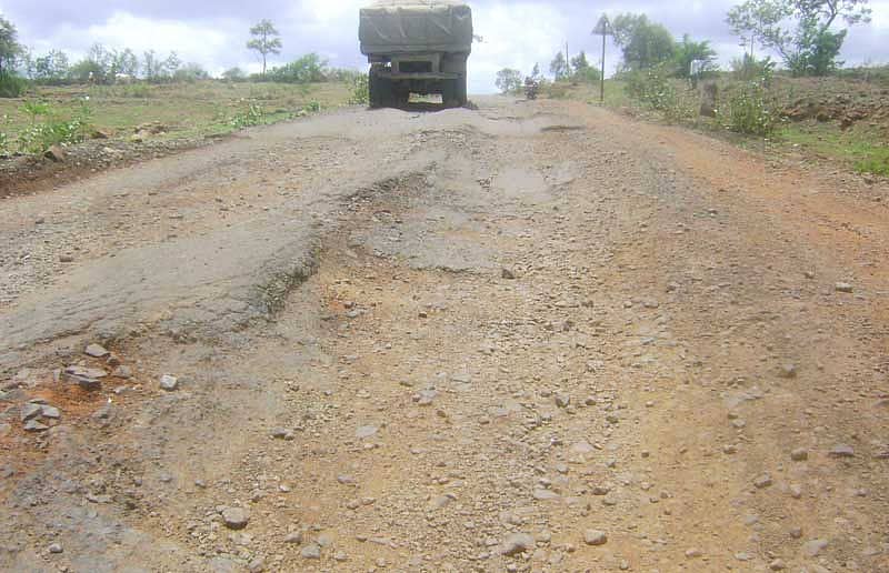 ಬಸವಕಲ್ಯಾಣ ತಾಲ್ಲೂಕಿನ ಘೋಟಾಳ ಗ್ರಾಮದಿಂದ ಜಾಜನಮುಗಳಿಗೆ ಹೋಗುವ ರಸ್ತೆ ಹದಗೆಟ್ಟಿರುವುದು