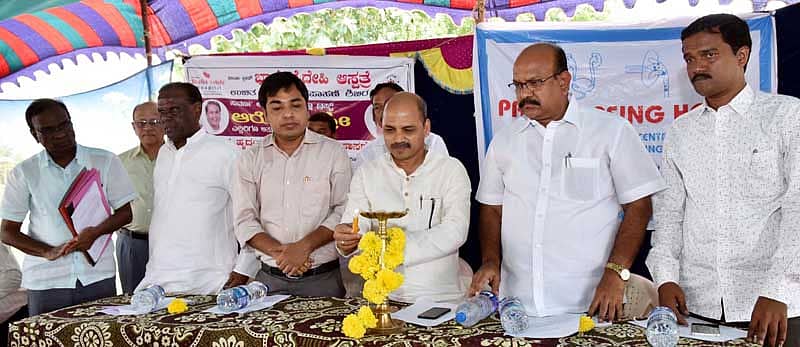 ಕಲಬುರ್ಗಿ ತಾಲ್ಲೂಕಿನ ಕಮಲಾಪುರ ಪ್ರಾಥಮಿಕ ಆರೋಗ್ಯ ಕೇಂದ್ರದಲ್ಲಿ ಸೋಮವಾರ ಏರ್ಪಡಿಸಿದ್ದ ಉಚಿತ ಆರೋಗ್ಯ ತಪಾಸಣಾ ಶಿಬಿರವನ್ನು ವೈದ್ಯಕೀಯ ಶಿಕ್ಷಣ ಸಚಿವ ಡಾ. ಶರಣಪ್ರಕಾಶ್ ಪಾಟೀಲ ಉದ್ಘಾಟಿಸಿದರು